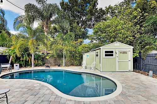 Beautiful Bungalow With Saltwater Pool & Firepit Home