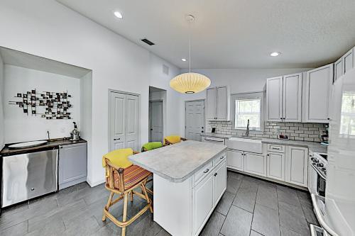 Beautiful Bungalow With Saltwater Pool & Firepit Home