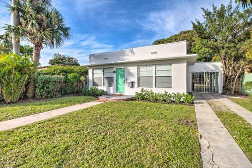 Coastal Retreat With Yard, 3 Mi To Palm Beach!