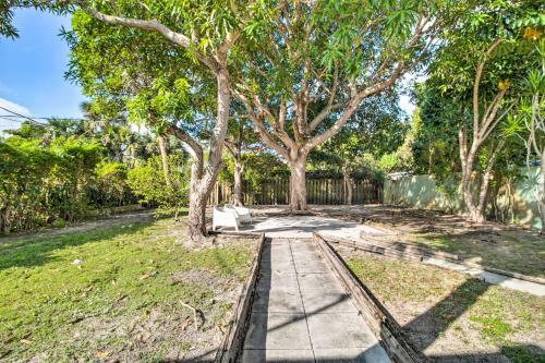 Coastal Retreat With Yard, 3 Mi To Palm Beach!