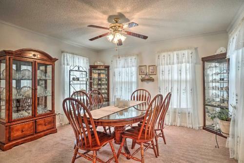 Charming Mountain Home With Deck In Blairsville!
