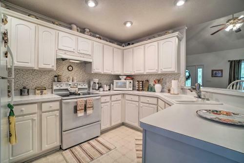 Charming Mountain Home With Deck In Blairsville!