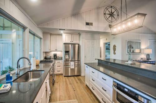 Charming Cottage With Porch, Less Than Half Mi To Beach