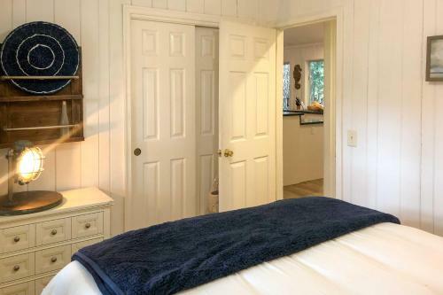 Charming Cottage With Porch, Less Than Half Mi To Beach