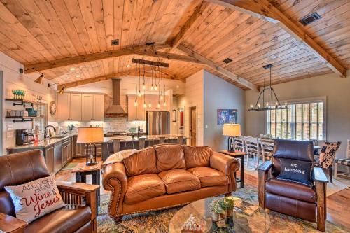 Cork And Creek Cottage With Mtn And Pasture Views!