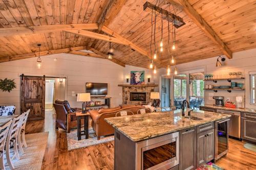 Cork And Creek Cottage With Mtn And Pasture Views!