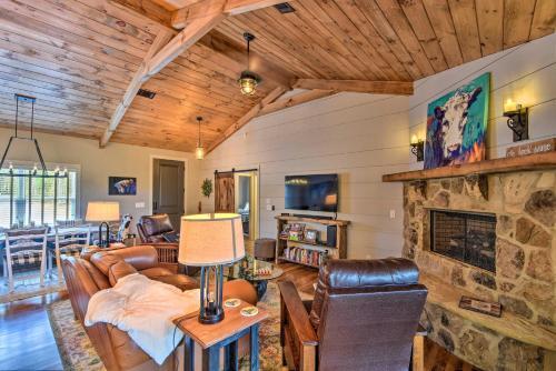 Cork And Creek Cottage With Mtn And Pasture Views!