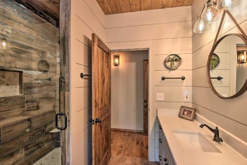 Cork And Creek Cottage With Mtn And Pasture Views!