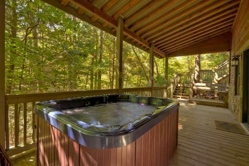 Thunder Falls- Cabin Perched Over 10ft Waterfalls!