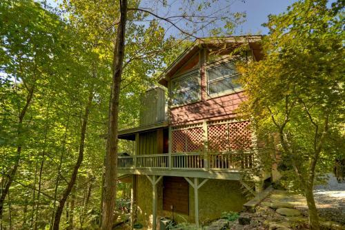Thunder Falls- Cabin Perched Over 10ft Waterfalls!