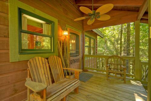 Thunder Falls- Cabin Perched Over 10ft Waterfalls!