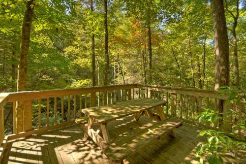 Thunder Falls- Cabin Perched Over 10ft Waterfalls!
