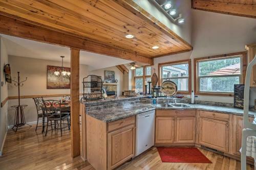 Christoffs Chalet With Hot Tub - 2 Mi To Downtown