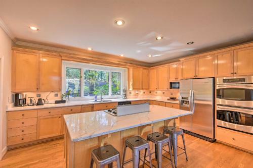 Big Canoe Resort Home With 3 Decks And Mtn Views!