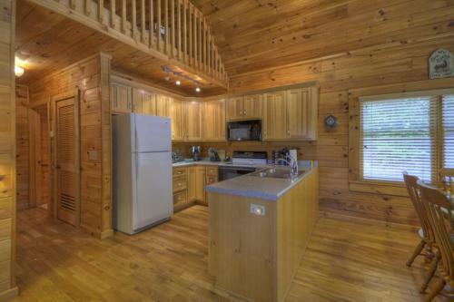 Bear Ridge Hideaway- Secluded Mtn View
