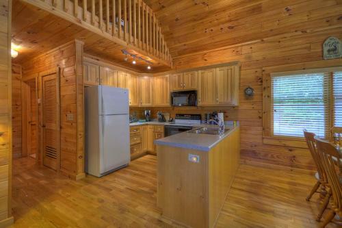 Bear Ridge Hideaway- Secluded Mtn View