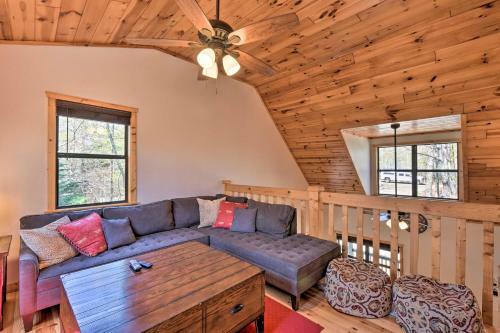 Spacious Cabin With Furnished Deck And Fire Pit!