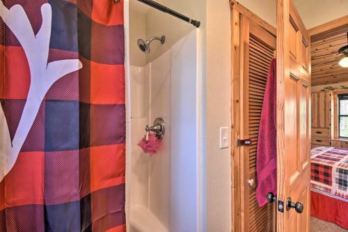 Spacious Cabin With Furnished Deck And Fire Pit!
