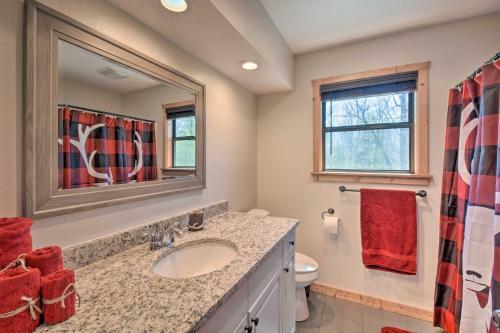 Spacious Cabin With Furnished Deck And Fire Pit!