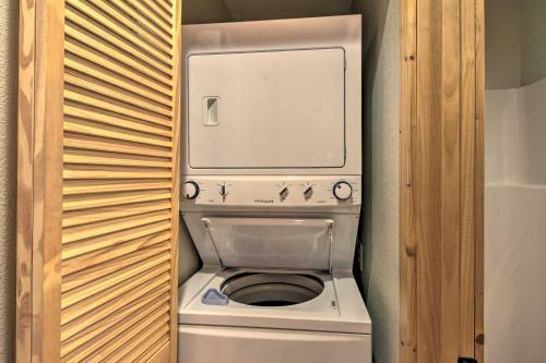 Spacious Cabin With Furnished Deck And Fire Pit!