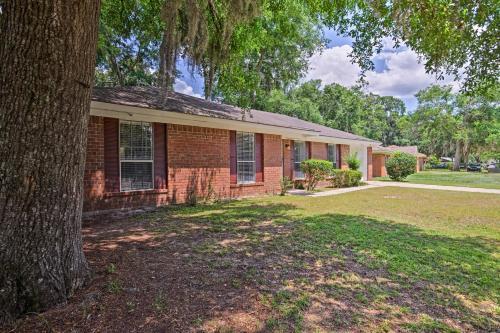 Updated Savannah Home With Yard - Near River Street!
