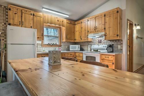 Pet-friendly Wanderlust Cabin 5mi To Helen!