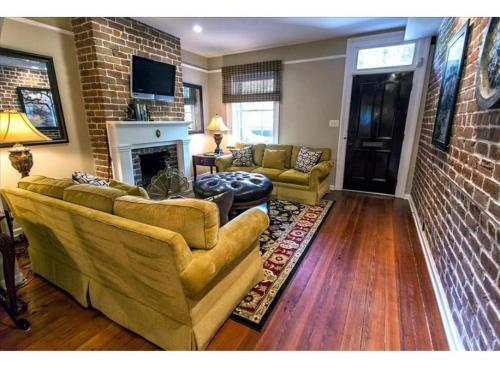 Oglethorpe Square Main + Garden By Lucky Savannah