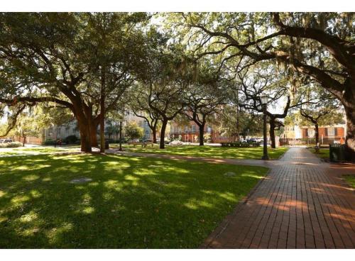 Oglethorpe Square Main + Garden By Lucky Savannah