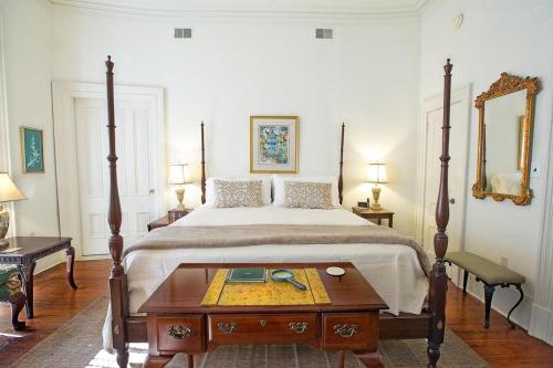 Wilkes Pied-a-terre By Lucky Savannah