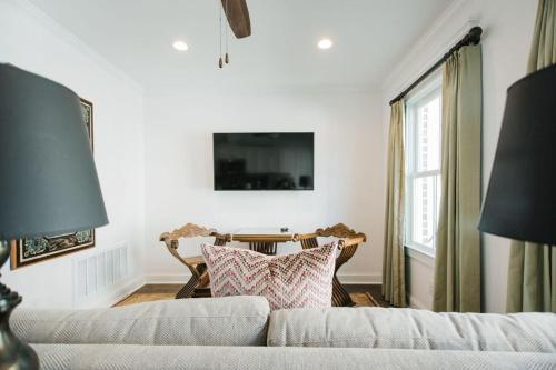 Lady Liberty Carriage House By Lucky Savannah