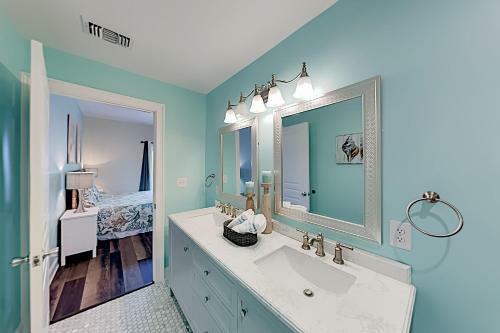 Apartamento New Listing! Beachside Villa With Bay Views & Pool Condo