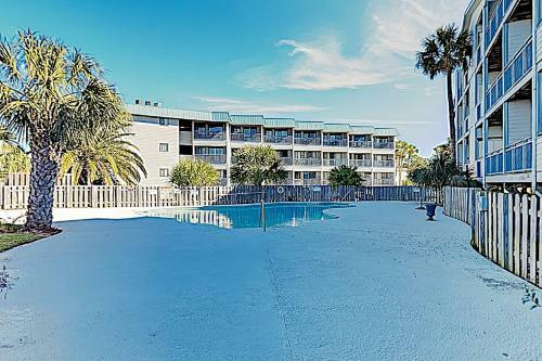 Apartamento New Listing! Beachside Villa With Bay Views & Pool Condo