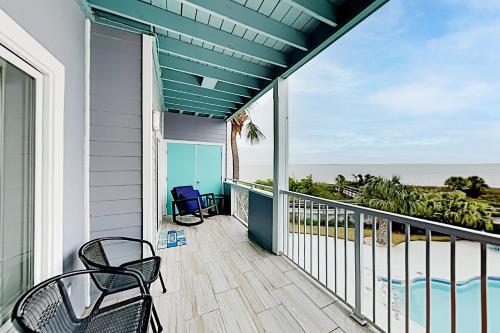 Apartamento New Listing! Beachside Villa With Bay Views & Pool Condo