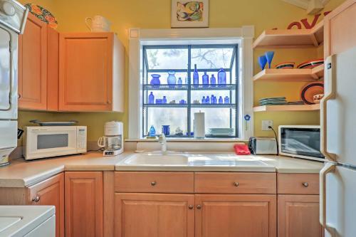 Tybee Island Blue Cottage With Patio, Walk To Beach