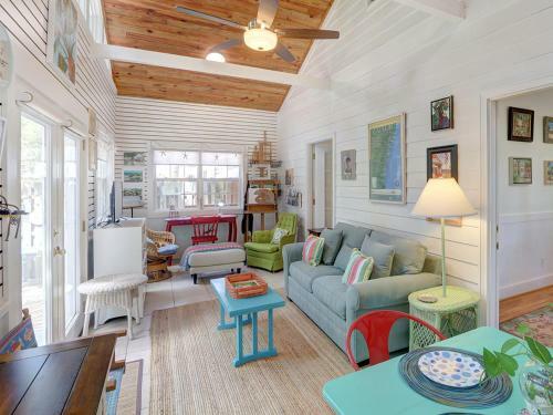 Heated Pool Flex Cancellation Sunny & Colorful Beach Cottage