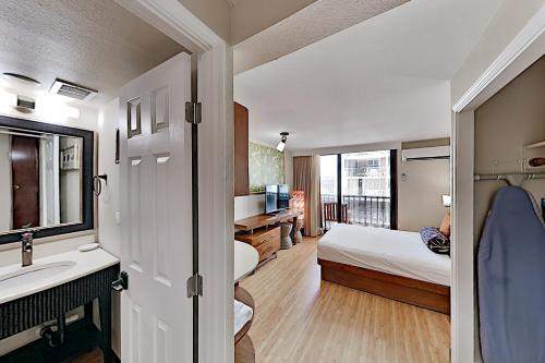 Aqua Bamboo - Ocean-view Balcony - Pool & Spa Hotel Room