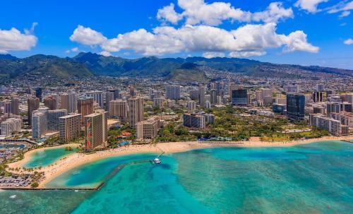 Hawaiian Monarch - Ocean-view Studio - Pool & Gym Hotel Room