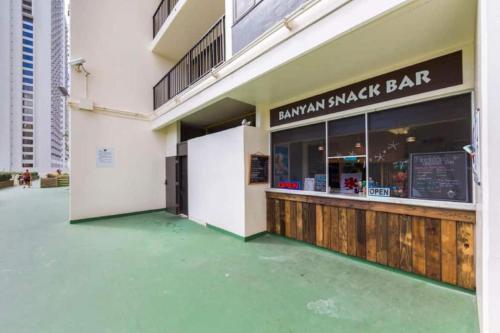 Waikiki Banyan T-1 Wb14