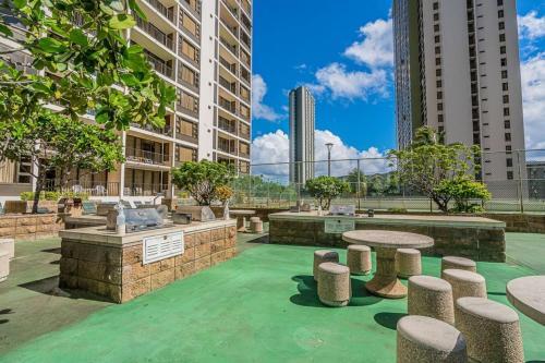 Waikiki Banyan T-1 Wb14