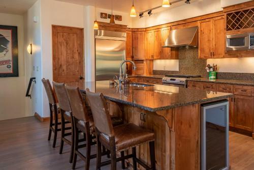 Upscale 1 Bedroom Timbers, Walk To Town