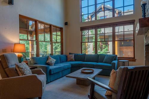 Upscale 1 Bedroom Timbers, Walk To Town