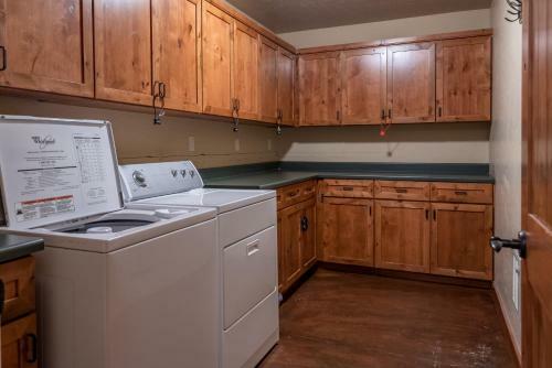 Upscale 3 Bedroom Timbers Condo, Walk To Town