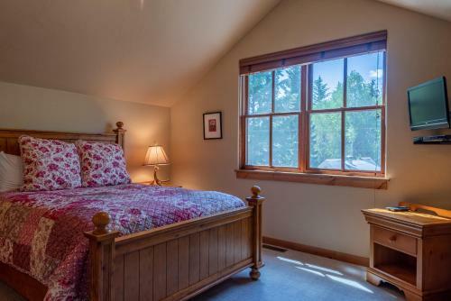 Upscale 3 Bedroom Timbers Condo, Walk To Town