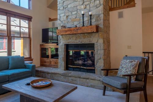Upscale 3 Bedroom Timbers Condo, Walk To Town