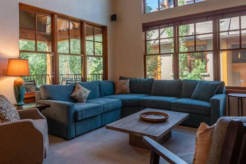 Upscale 3 Bedroom Timbers Condo, Walk To Town