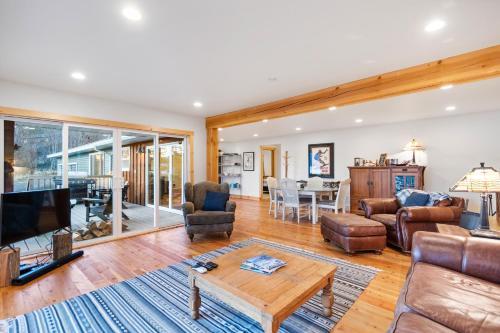 Lakefront Gem With Hot Tub And Views