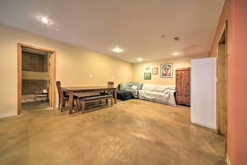 Peaceful Custom Carbondale Home With Pool Near Siu!