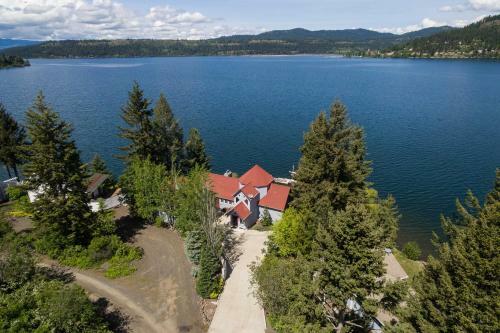 Lakefront Home With Pvt Dock In Coeur Dalene Area!