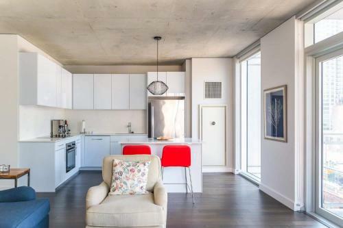 2br Modern Luxury Apartment With Balcony, Rooftop Pool & Gym By Envitae