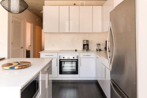 2br Modern Luxury Apartment With Balcony, Rooftop Pool & Gym By Envitae